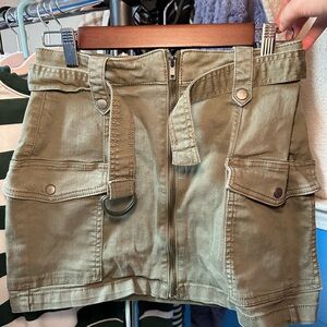 Green utility cargo skirt with zipper.